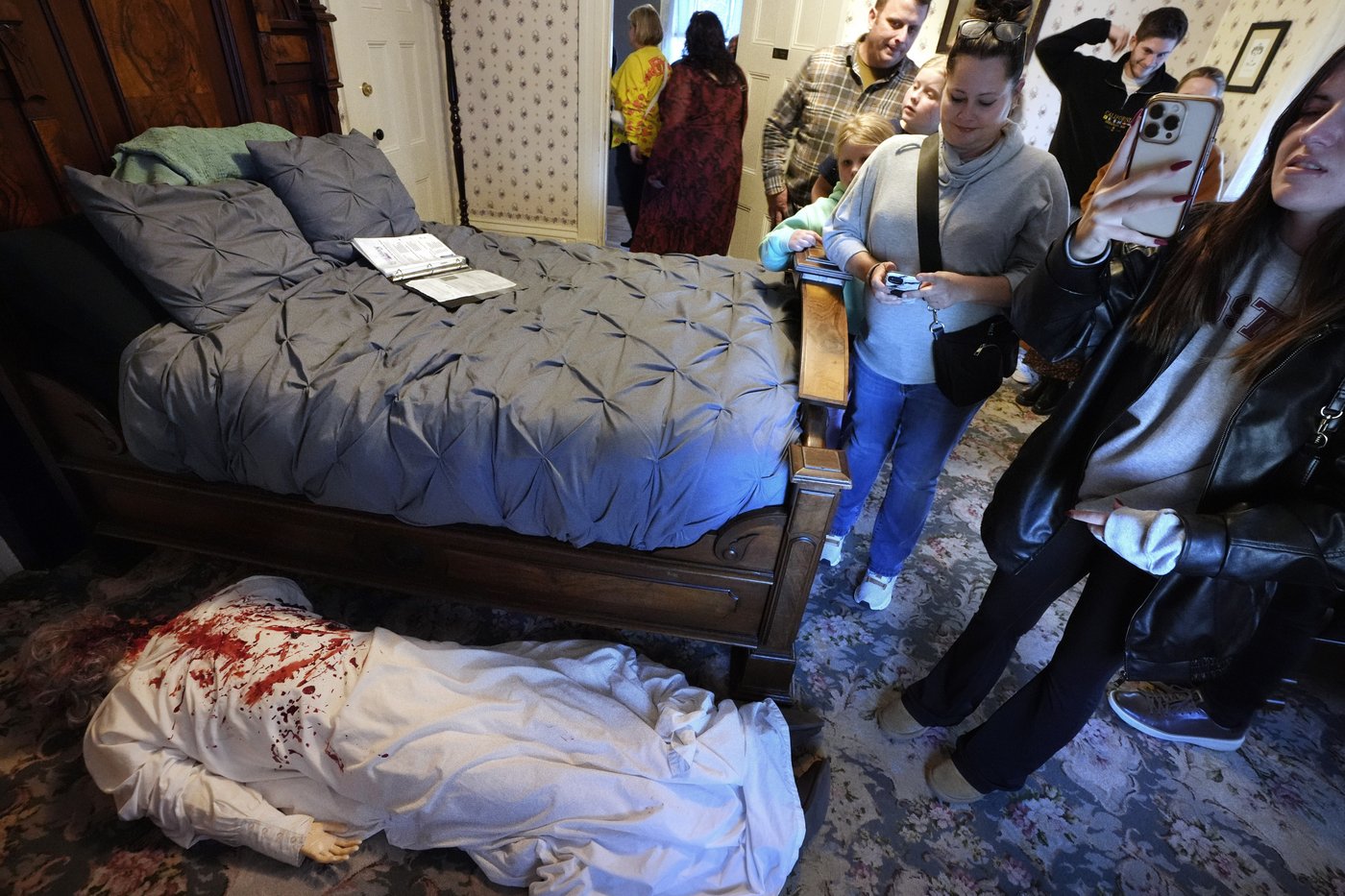As Halloween approaches, tourists visit a home with a gruesome past and tunnels said to be haunted | iNFOnews.ca
