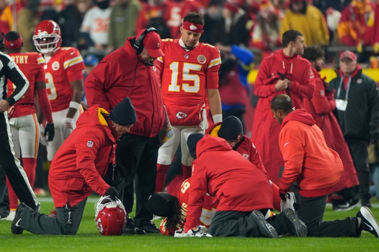 Chiefs' offensive line woes deepen as Wanya Morris exits with knee injury against Texans | iNFOnews.ca