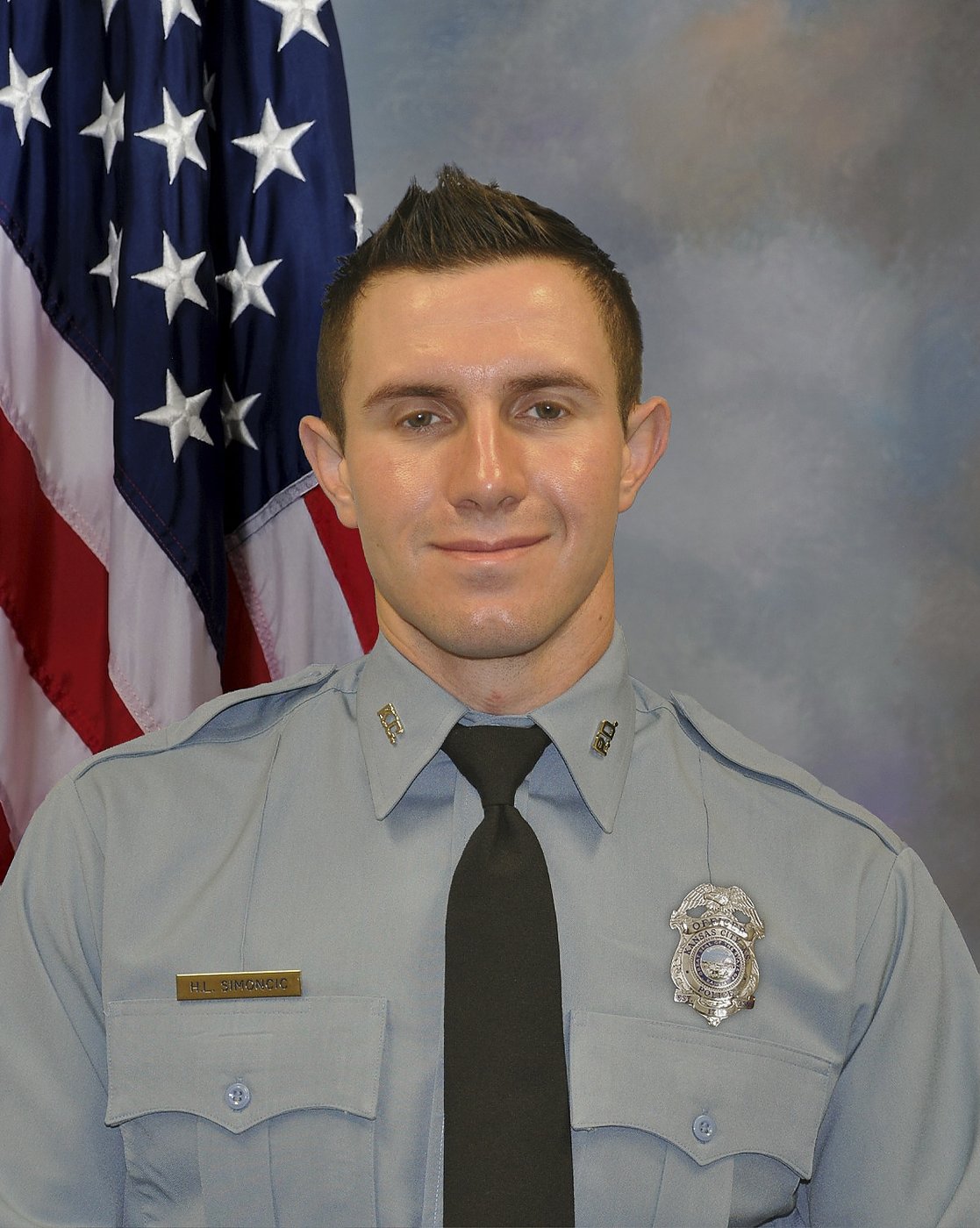 A Kansas City, Kansas, police officer has died after being struck by a fleeing driver | iNFOnews.ca A Kansas City, Kansas, police officer has died after being struck by a fleeing driver | iNFOnews.ca