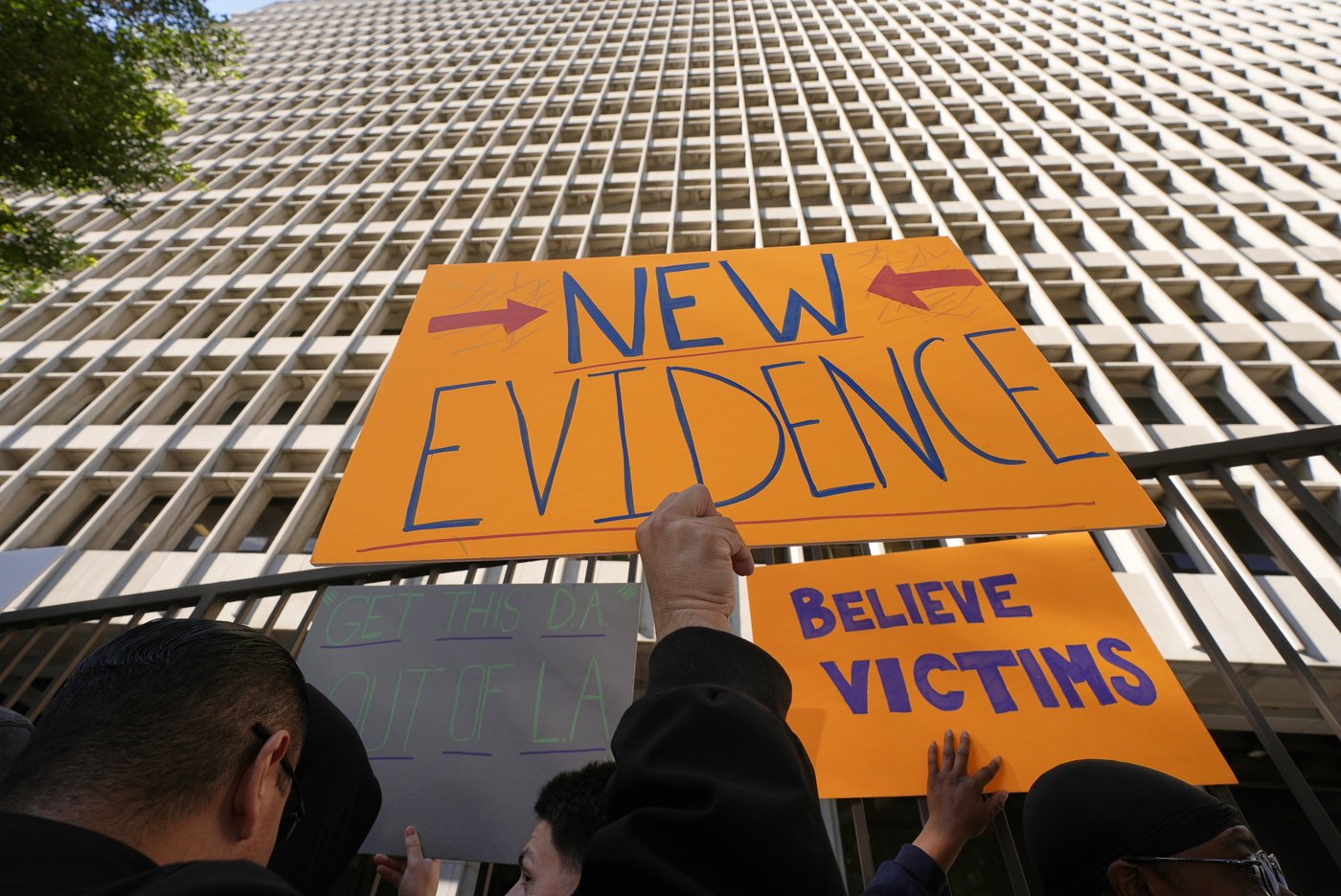 Family of Menendez brothers reject prosecutor criticism and lead rally for their release | iNFOnews.ca Family of Menendez brothers reject prosecutor criticism and lead rally for their release | iNFOnews.ca
