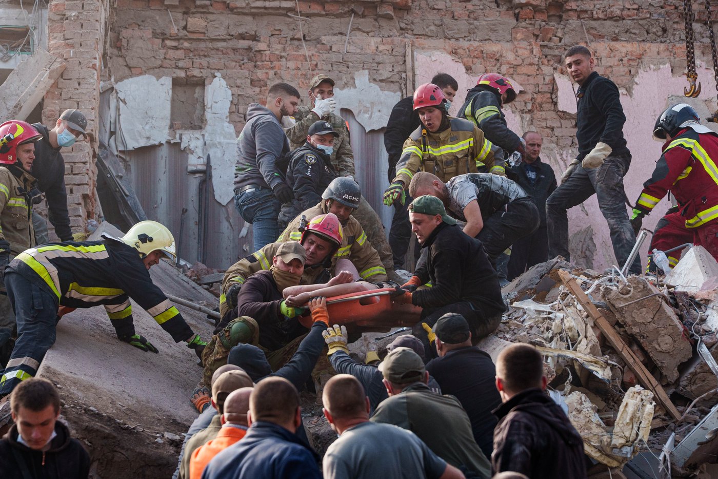 Russian strikes on Ukrainian cities kill at least 25 in a major attack that Kyiv saw coming | iNFOnews.ca