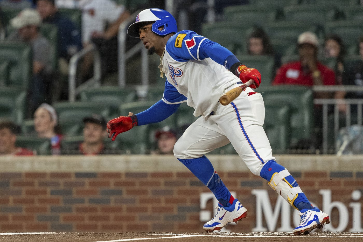 D'Arnaud hits a walk-off homer as Braves keep up their playoff push with a 2-1 win over Royals | iNFOnews.ca D'Arnaud hits a walk-off homer as Braves keep up their playoff push with a 2-1 win over Royals | iNFOnews.ca