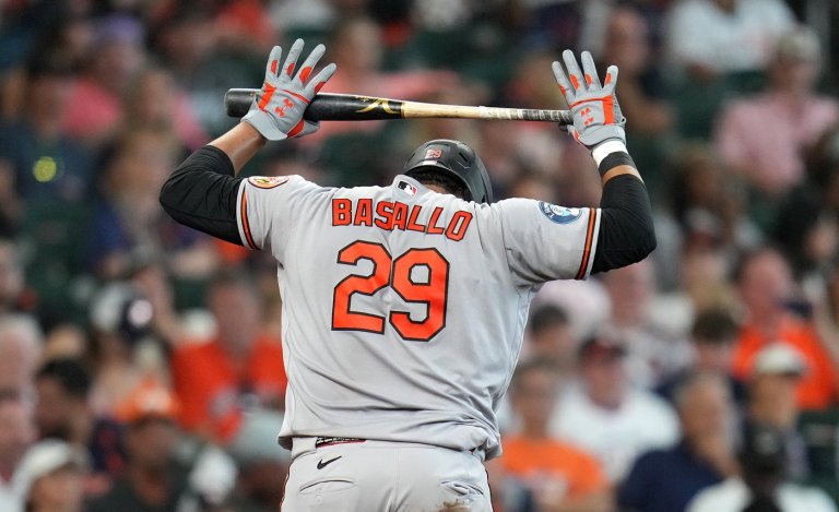 Orioles catcher Samuel Basallo exits game in Houston with shoulder discomfort | iNFOnews.ca
