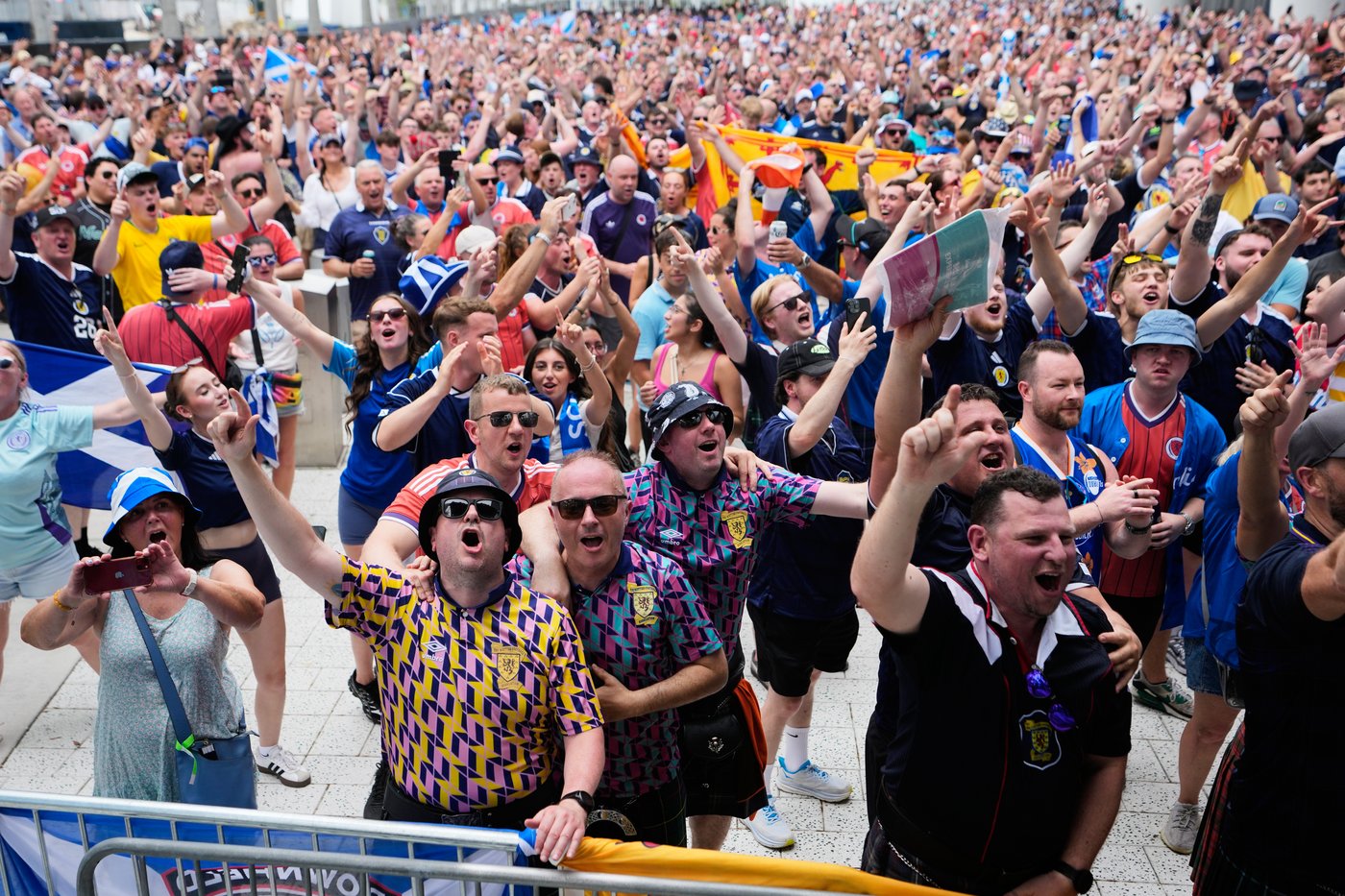 Bagpipes and kilts flood ballpark as Scotland fans turn a Marlins game into a party | iNFOnews.ca Bagpipes and kilts flood ballpark as Scotland fans turn a Marlins game into a party | iNFOnews.ca