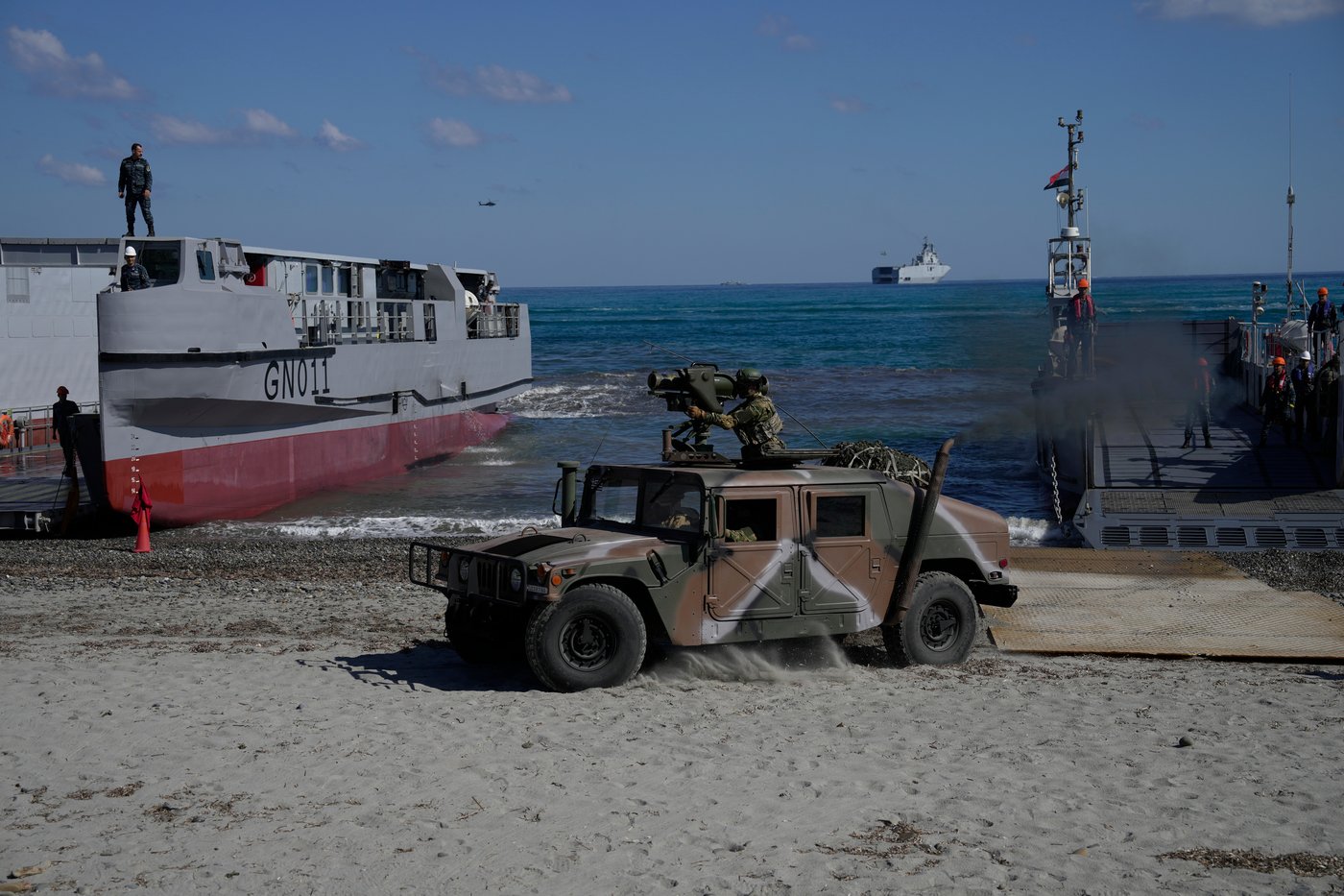 Sun, sea and soldiers: Greek island tourists get front-row seats for military drills | iNFOnews.ca Sun, sea and soldiers: Greek island tourists get front-row seats for military drills | iNFOnews.ca
