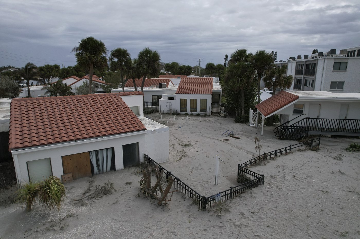 Residents slog through flooded streets, clear debris after Hurricane Milton tore through Florida | iNFOnews.ca