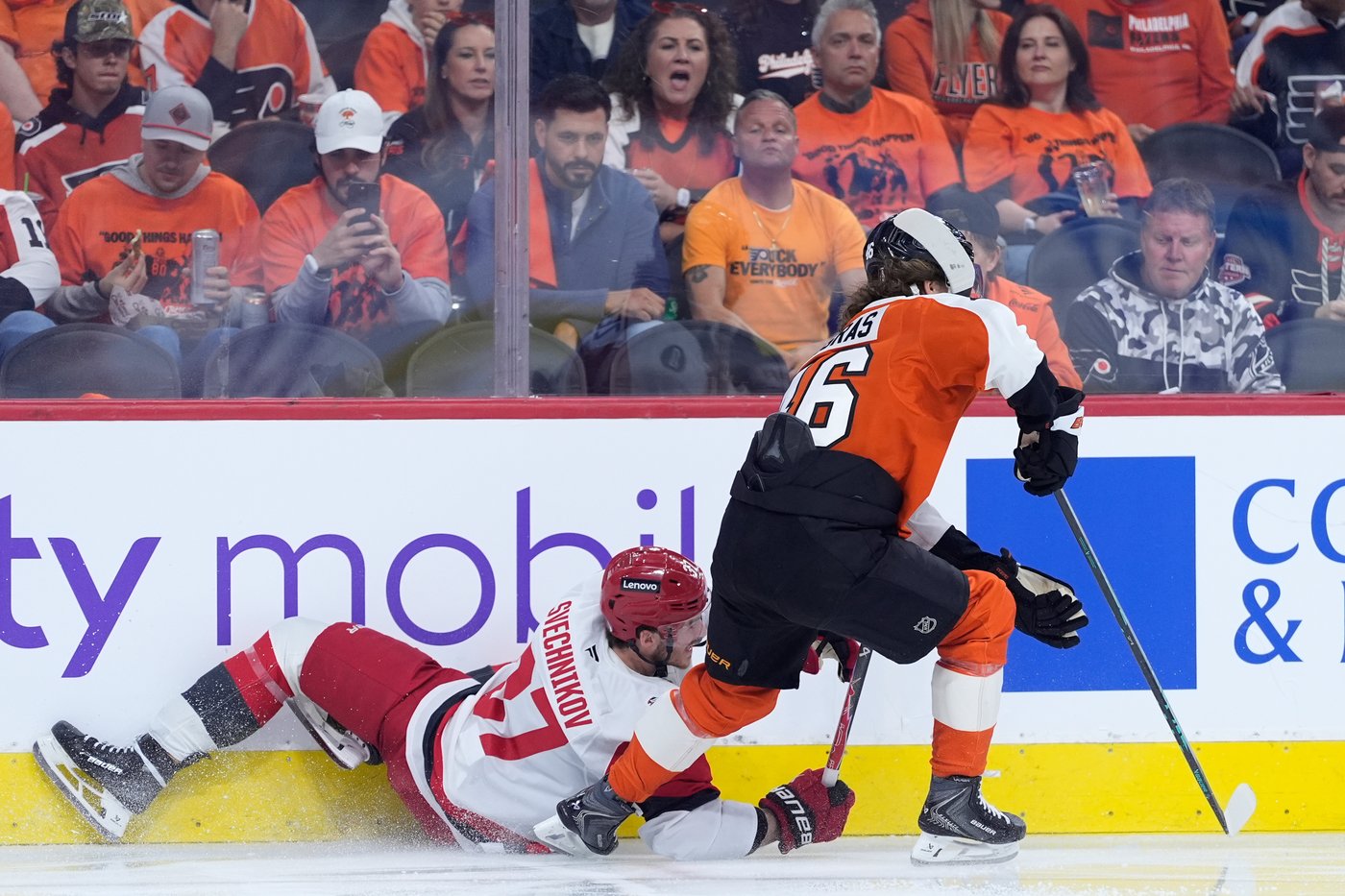 Hurricanes beat the Flyers 4-1 in Game 3, take a 3-0 series lead | iNFOnews.ca Hurricanes beat the Flyers 4-1 in Game 3, take a 3-0 series lead | iNFOnews.ca
