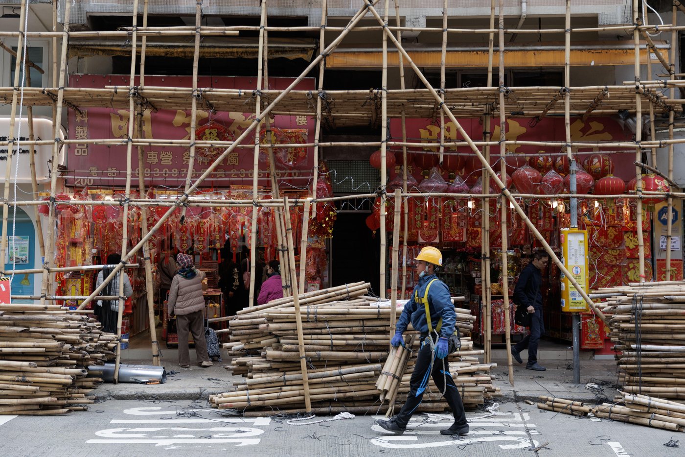 Photos follow the color red through public and intimate spaces during the Lunar New Year | iNFOnews.ca