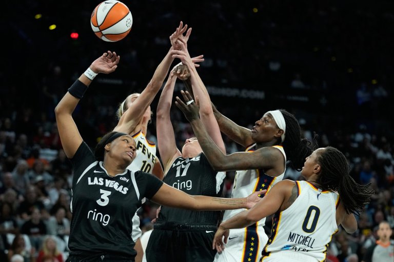 Fever's Kelsey Mitchell sustains apparent leg injury in Game 5 of semifinal series vs. Aces | iNFOnews.ca