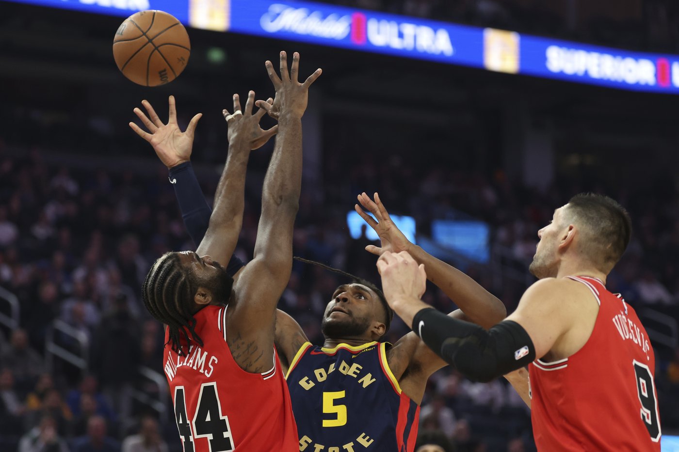 Stephen Curry scores 21 points in Warriors' 131-106 victory over the Bulls | iNFOnews.ca