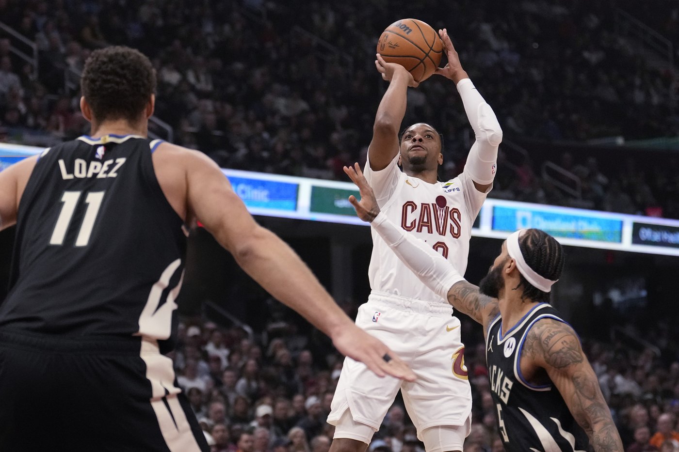 Donovan Mitchell scores 27 as Cavs improve to 15-1 at home, roll over NBA Cup champion Bucks 124-101 | iNFOnews.ca