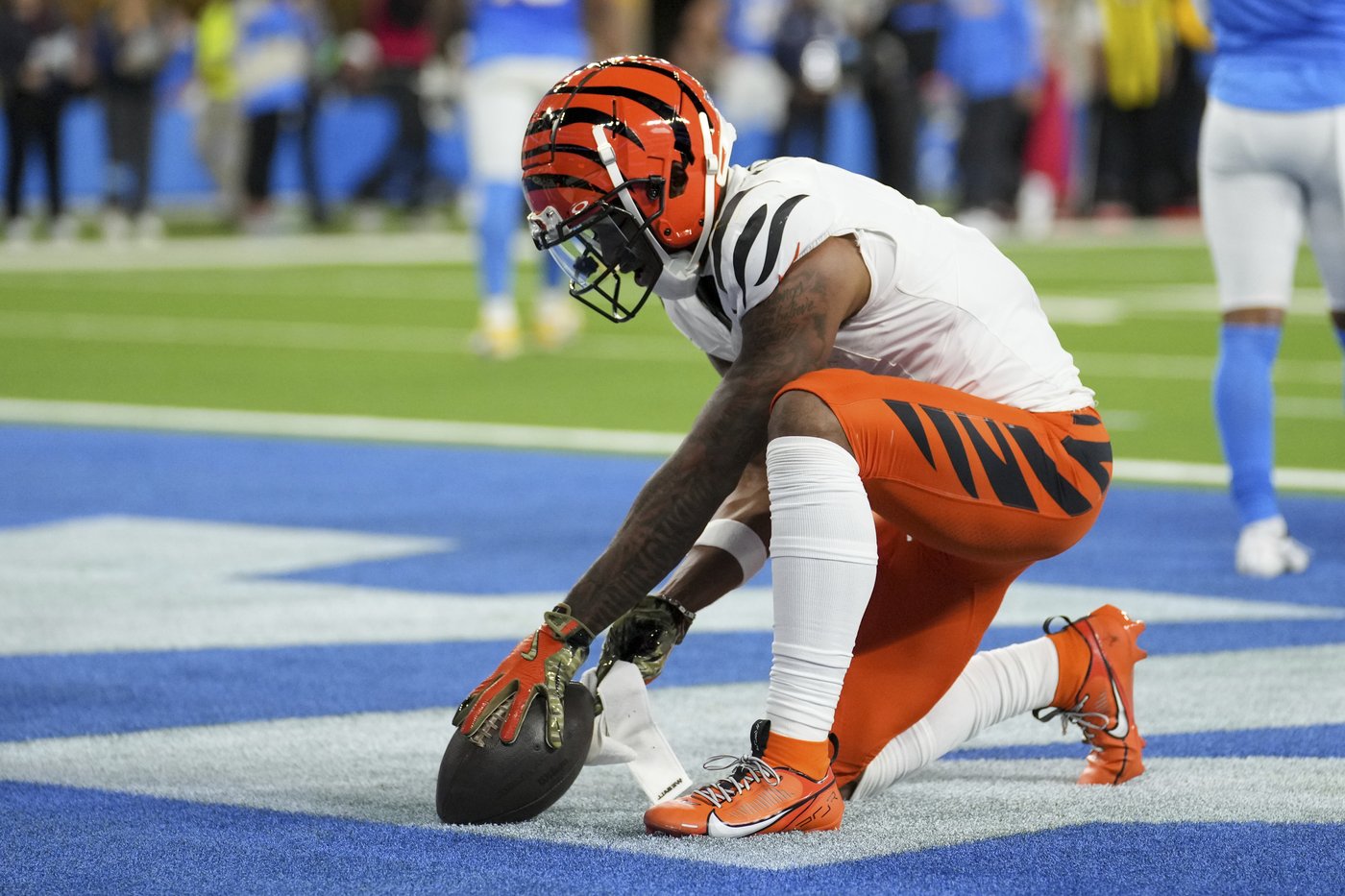 Chargers beat Bengals 34-27 on Dobbins' late TD after squandering 21-point lead | iNFOnews.ca Chargers beat Bengals 34-27 on Dobbins' late TD after squandering 21-point lead | iNFOnews.ca