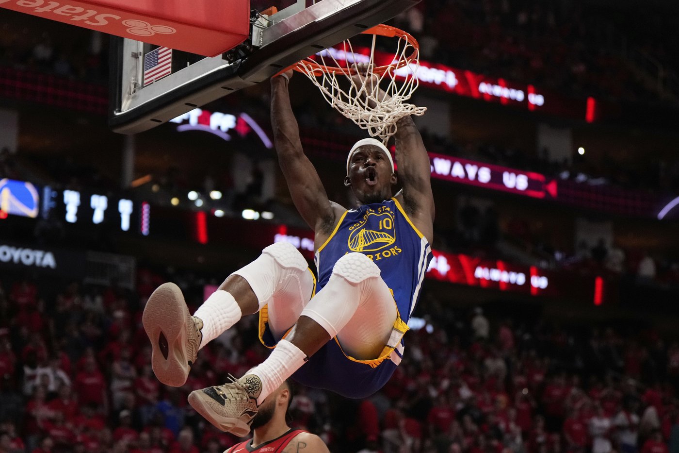 Stephen Curry scores 31 points in the Warriors' 95-85 victory over the Rockets 95-85 in Game 1 | iNFOnews.ca Stephen Curry scores 31 points in the Warriors' 95-85 victory over the Rockets 95-85 in Game 1 | iNFOnews.ca