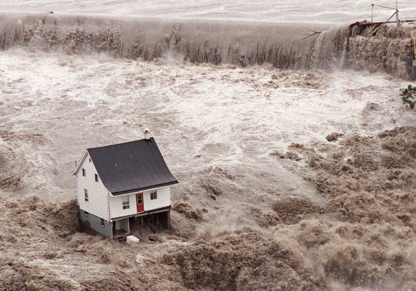 'Still makes me sad': Memories of devastating Saguenay flood 30 years on | iNFOnews.ca