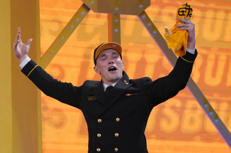 Steelers use 7 of 10 draft picks on offense as they wait for Rodgers to decide on return | iNFOnews.ca