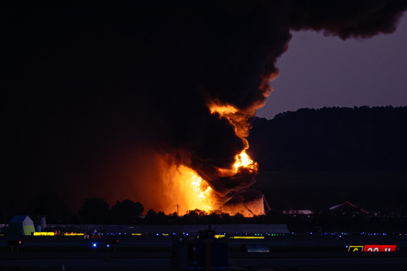 UPS cargo plane crashes on takeoff from Louisville, Kentucky, airport, igniting huge fire | iNFOnews.ca UPS cargo plane crashes on takeoff from Louisville, Kentucky, airport, igniting huge fire | iNFOnews.ca