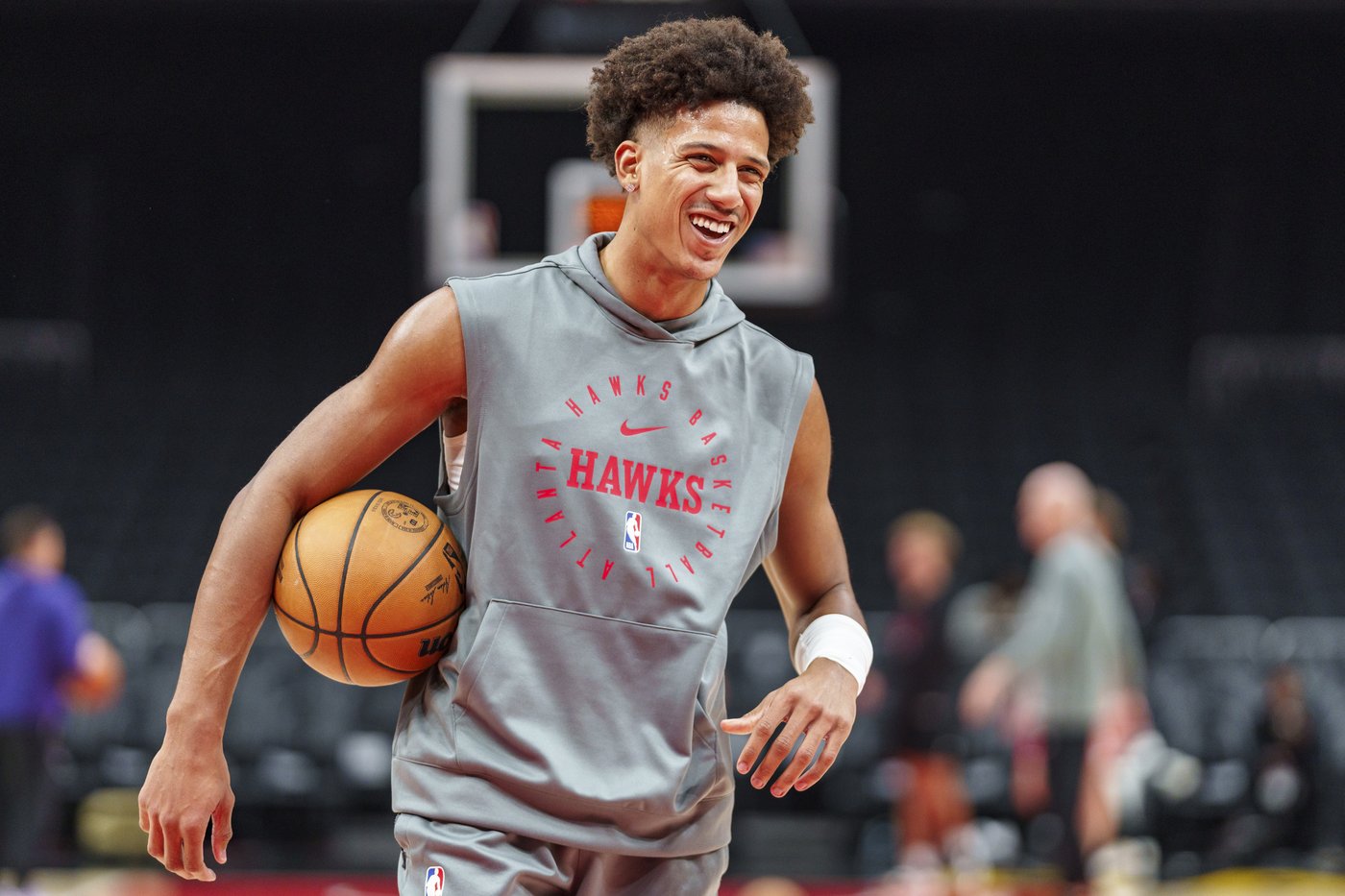 Young scores 38 points as Hawks overcome Ball's 3-point barrage, 34 points, to beat Hornets 125-120 | iNFOnews.ca