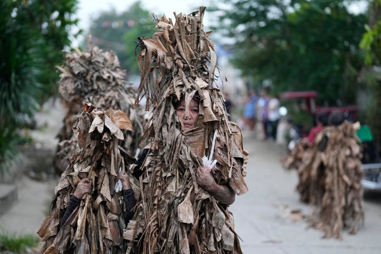 Philippine devotees honor St. John the Baptist with a mud-covered display of faith | iNFOnews.ca