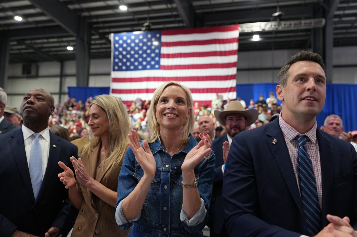 Ashley Hinson shows Republicans' midterm balancing act as Trump comes to boost Iowa turnout | iNFOnews.ca Ashley Hinson shows Republicans' midterm balancing act as Trump comes to boost Iowa turnout | iNFOnews.ca