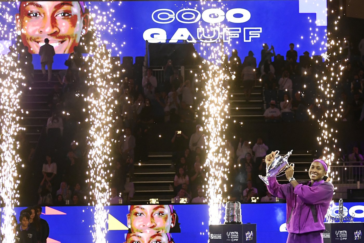 Coco Gauff wins WTA Finals for the first time by rallying to beat Zheng Qinwen | iNFOnews.ca