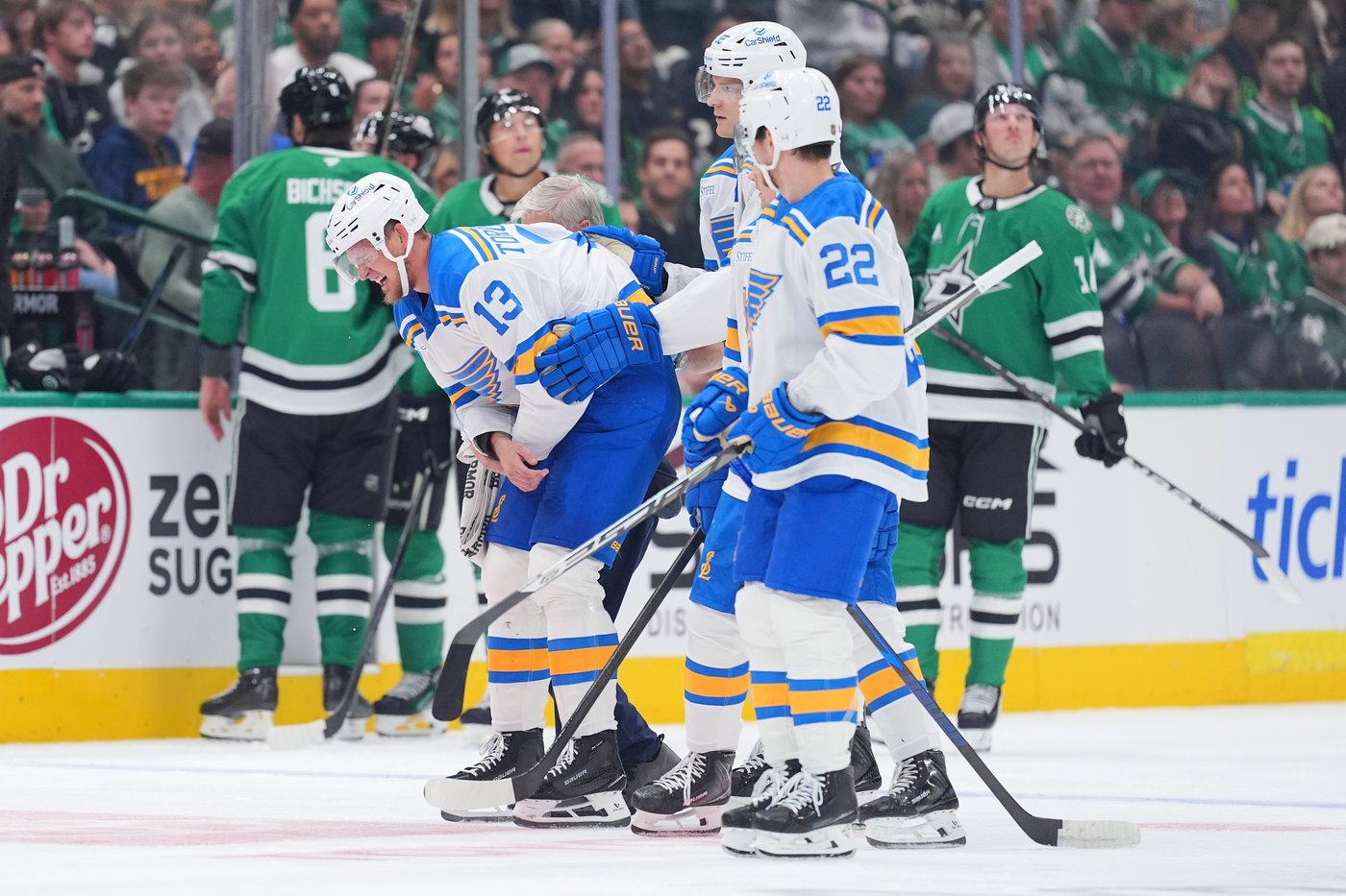 Blues forward Alexy Toropchenko leaves season opener with apparent shoulder injury | iNFOnews.ca Blues forward Alexy Toropchenko leaves season opener with apparent shoulder injury | iNFOnews.ca