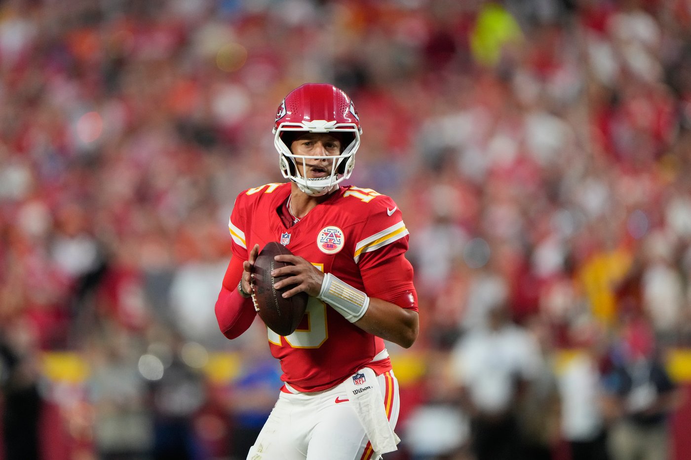 Patrick Mahomes shines on his surgically repaired knee in Chiefs' season-opening rout of Broncos | iNFOnews.ca Patrick Mahomes shines on his surgically repaired knee in Chiefs' season-opening rout of Broncos | iNFOnews.ca