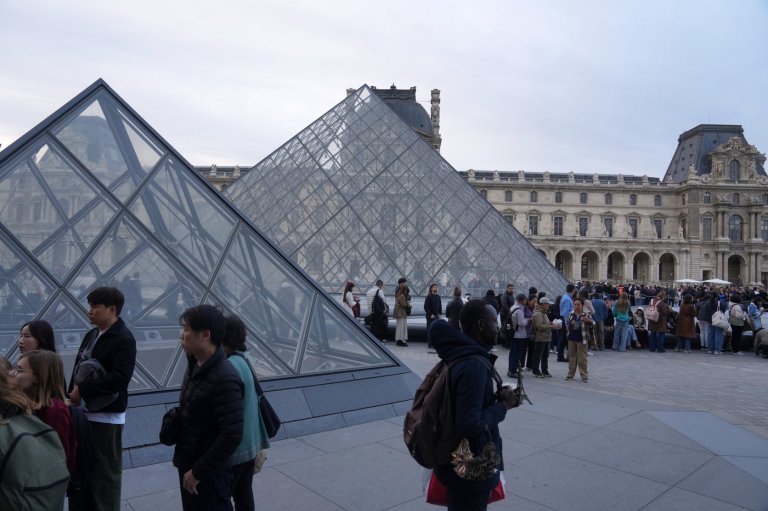 The Louvre reopens 3 days after thieves took French crown jewels in daylight heist | iNFOnews.ca