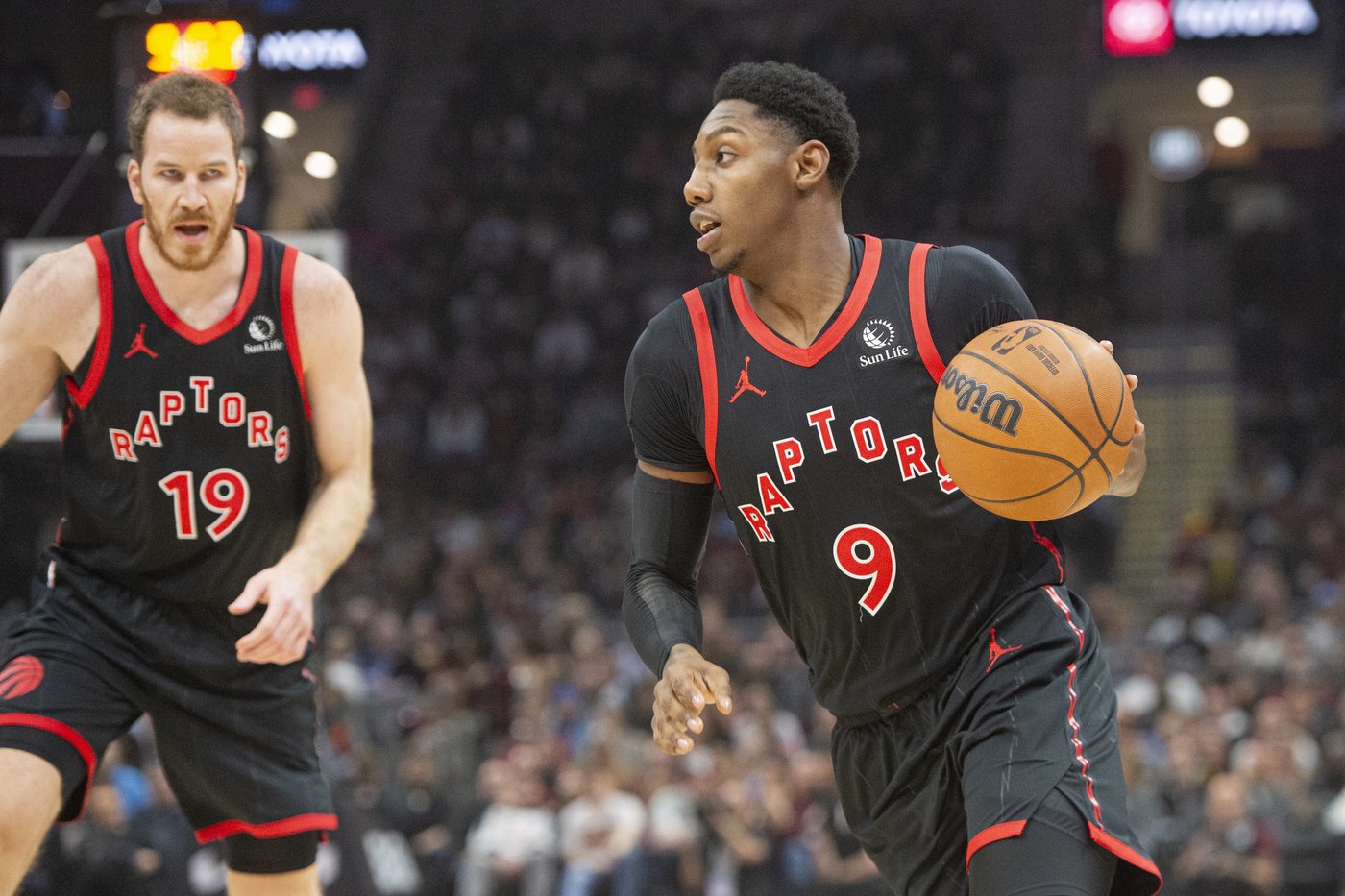Mitchell's 26 points help Cavs improve to 17-1, stay perfect at home with 122-108 win over Raptors | iNFOnews.ca