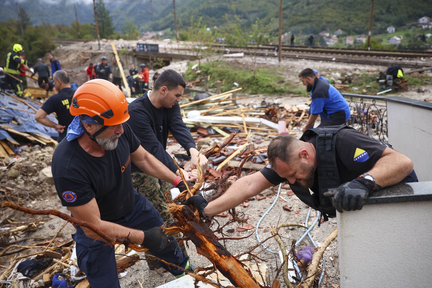 Rescue teams search for missing after floods, landslides kill at least 16 in Bosnia | iNFOnews.ca