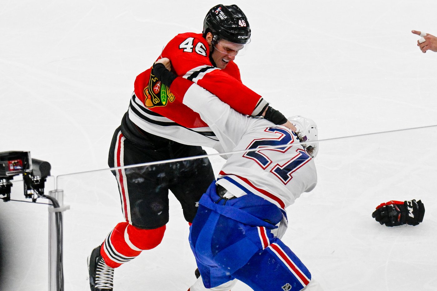 Guhle scores late goal as Canadiens clip Blackhawks 3-2 | iNFOnews.ca