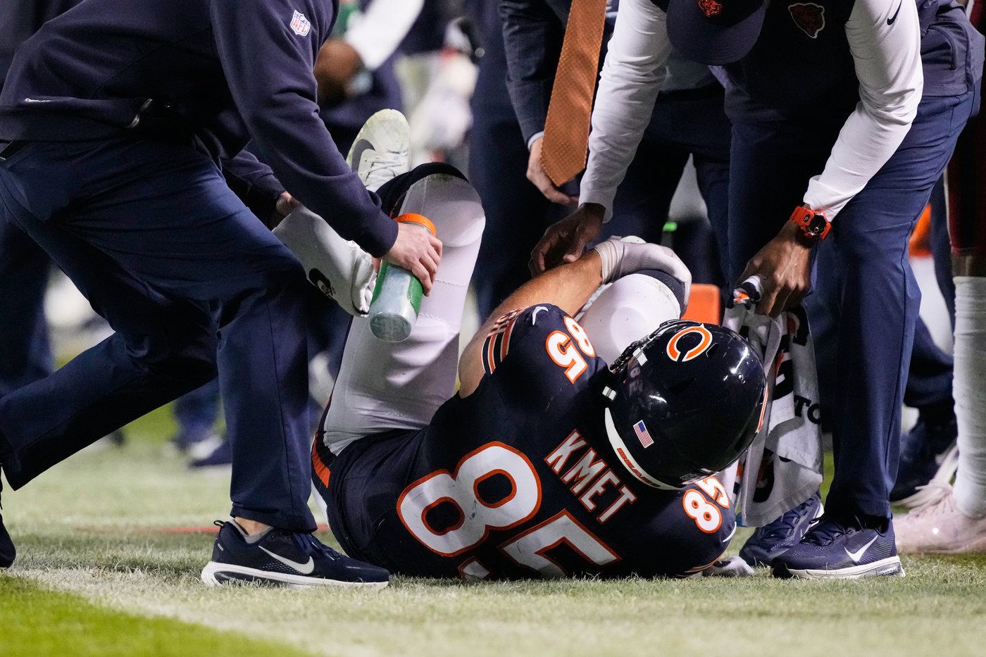 Cole Kmet sidelined by season-ending knee injury, testing tight end depth for the Chicago Bears | iNFOnews.ca