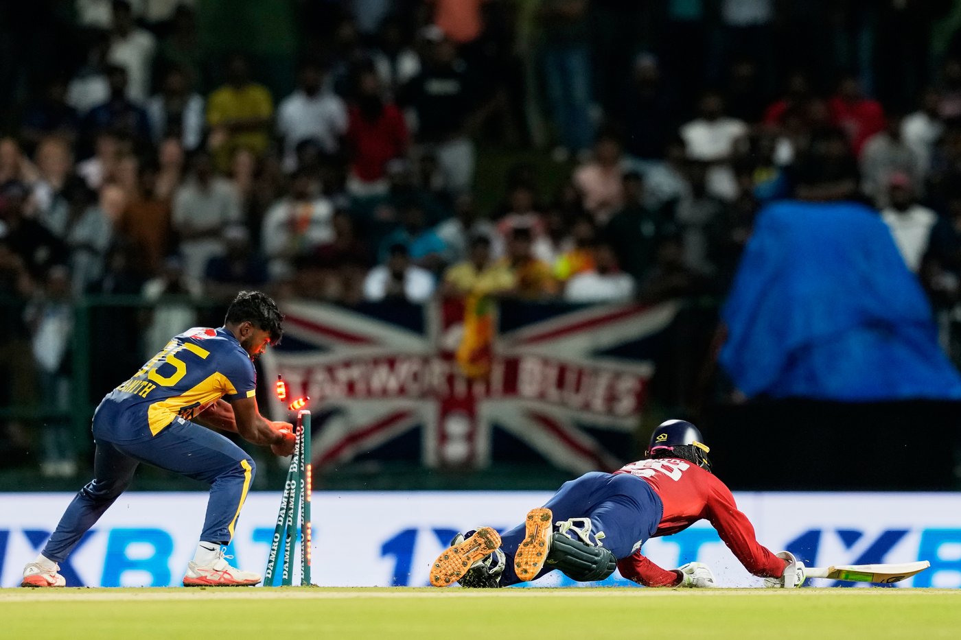 England wins rain-hit 2nd T20 against Sri Lanka by 6 wickets to clinch series ahead of World Cup | iNFOnews.ca