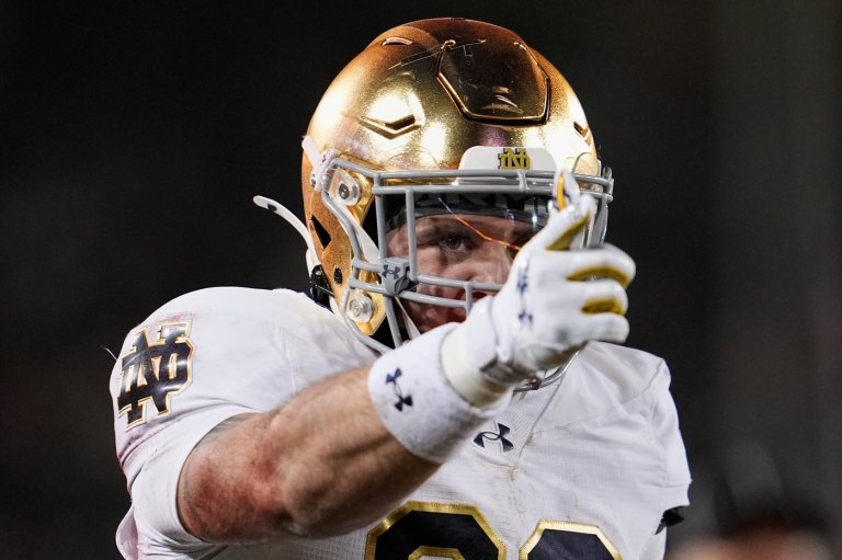 Love gets hurt but returns as No. 9 Notre Dame routs Stanford 49-20 | iNFOnews.ca