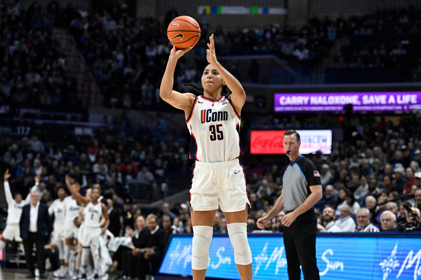 UConn's 23 steals lead top-ranked Huskies past DePaul on a day when Sue Bird's number is retired | iNFOnews.ca