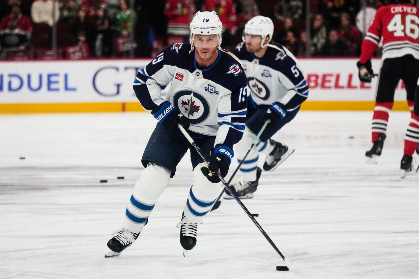 Jonathan Toews gets standing ovation in return to Chicago with Winnipeg Jets | iNFOnews.ca Jonathan Toews gets standing ovation in return to Chicago with Winnipeg Jets | iNFOnews.ca