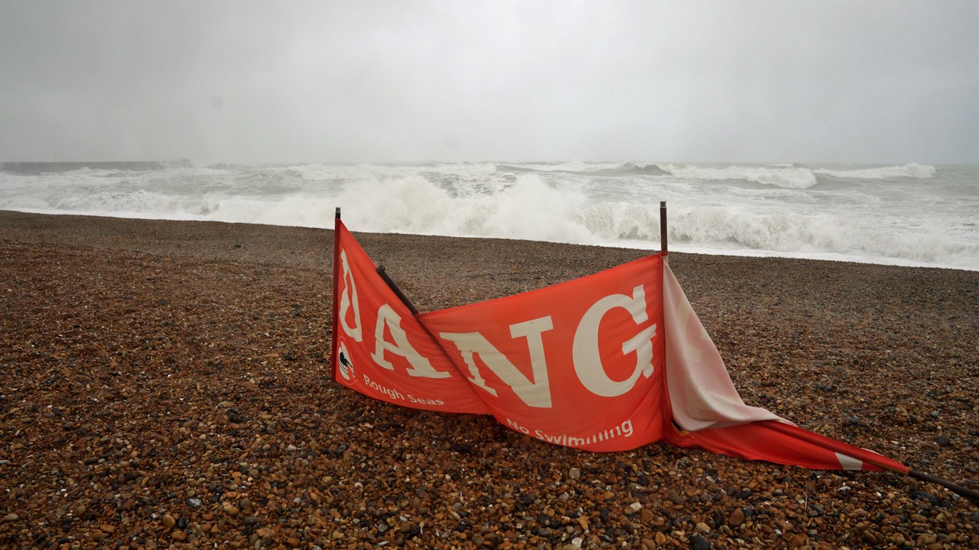 Part of famous Brighton pier collapses as Atlantic storms sweep into England | iNFOnews.ca Part of famous Brighton pier collapses as Atlantic storms sweep into England | iNFOnews.ca