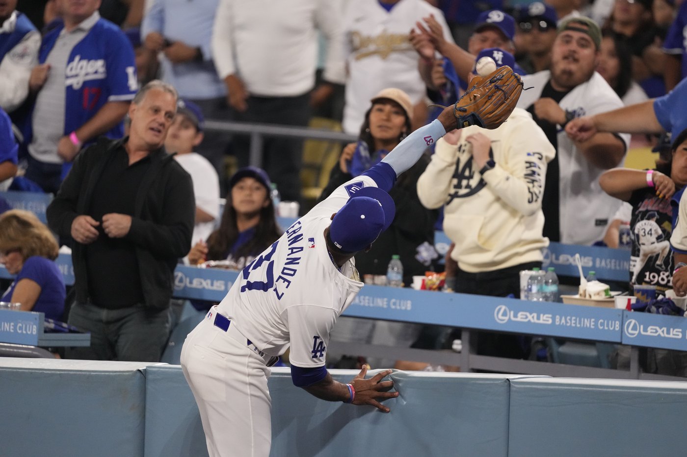 Dodgers tie postseason mark of 33 straight scoreless innings, top Mets 9-0 in NLCS opener | iNFOnews.ca