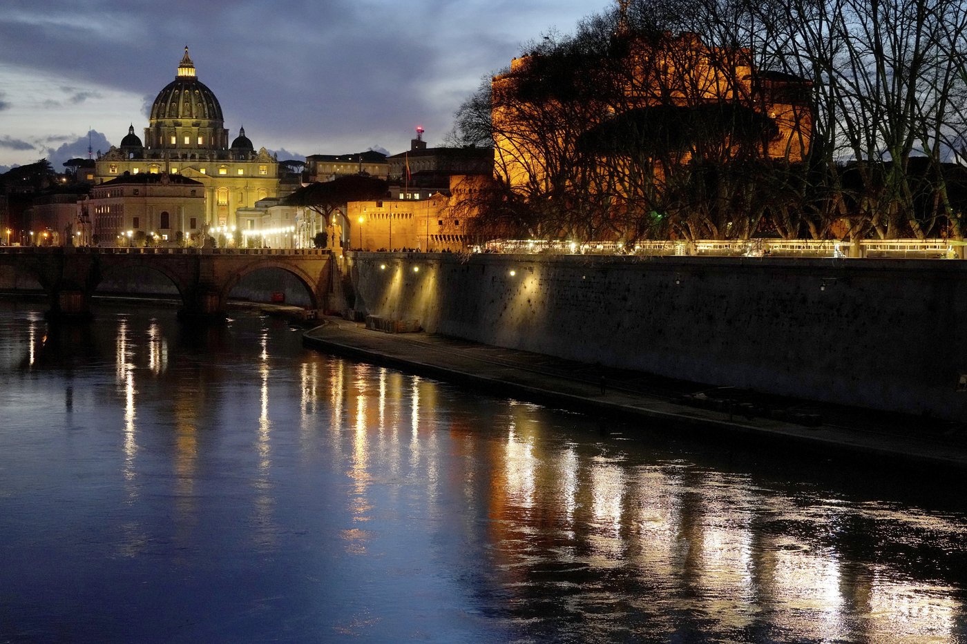 Pope had coughing fit, inhaled vomit and now requires assisted ventilation, Vatican says | iNFOnews.ca