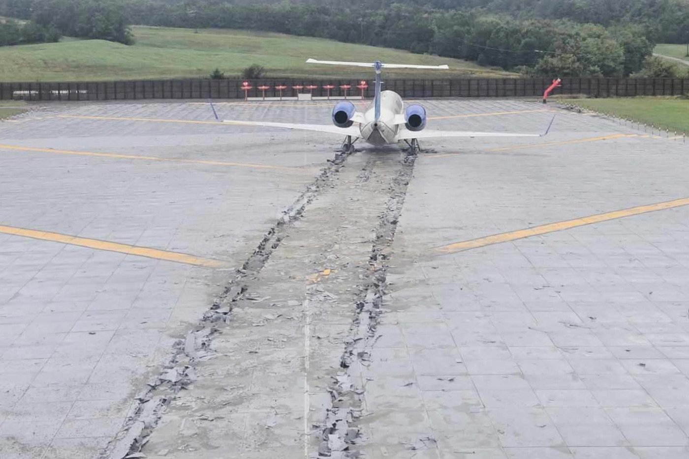 A plane had to be stopped by a safety zone at the end of the runway at a Virginia airport | iNFOnews.ca