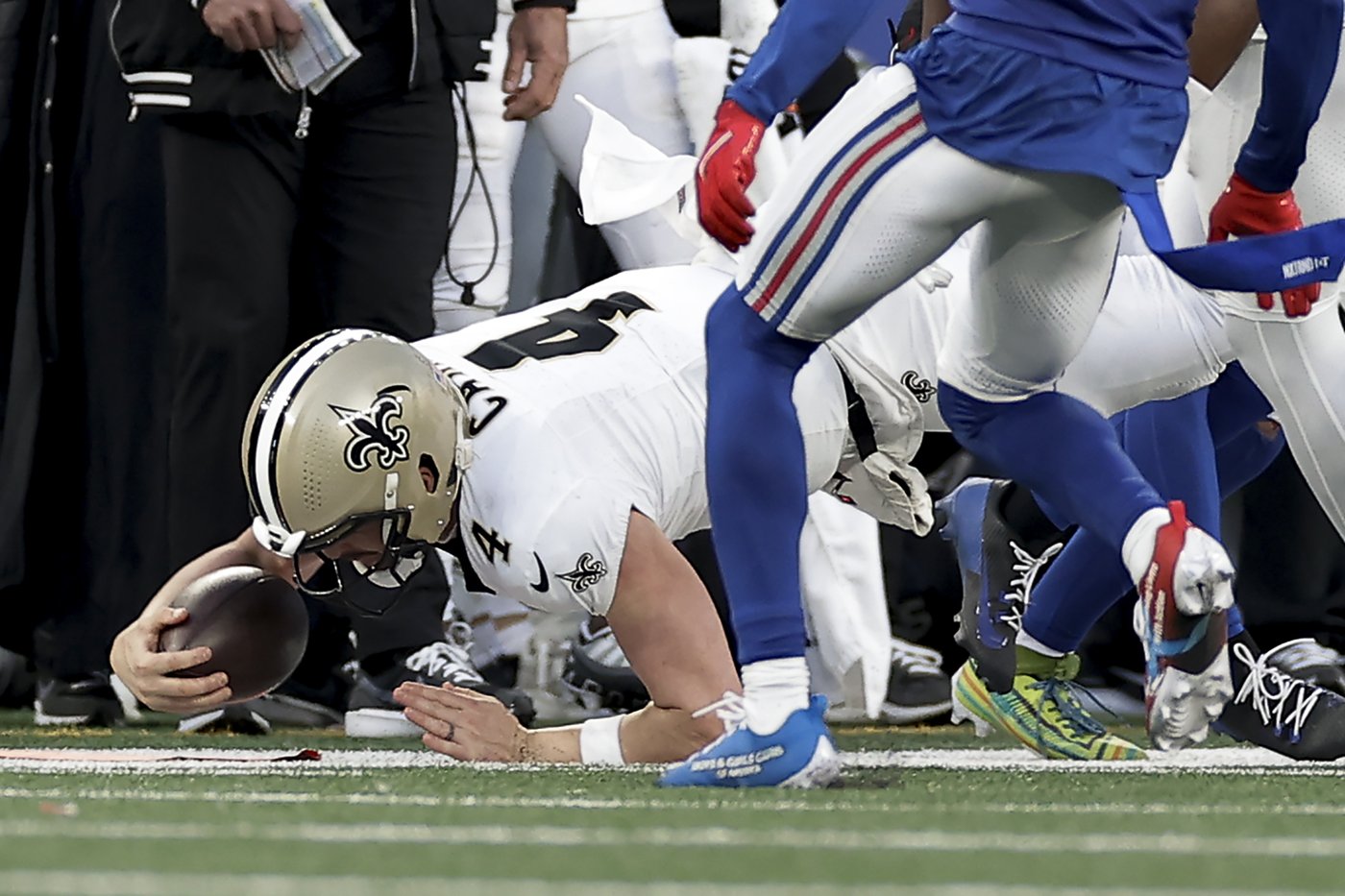 The Saints are making contingency plans to play without QB Derek Carr as they try to stay alive | iNFOnews.ca