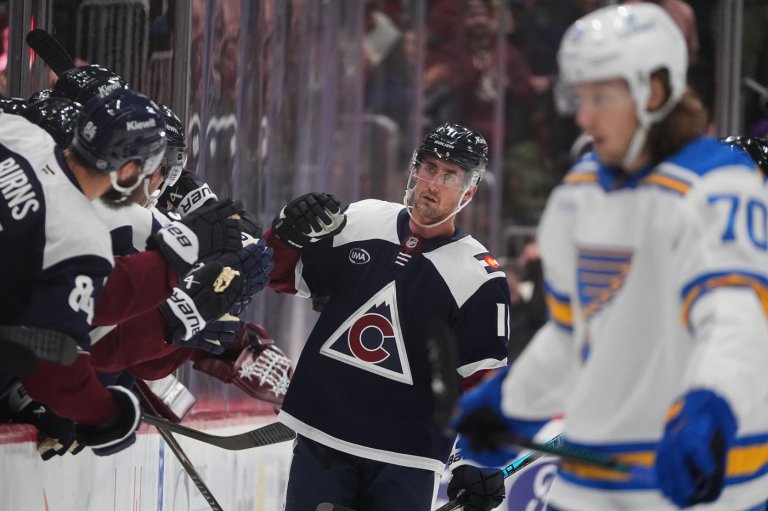 MacKinnon scores 400th goal, Nichushkin nets hat trick and Avalanche rout Blues 6-1 | iNFOnews.ca