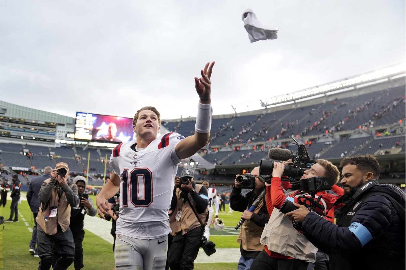 Drake Maye gets the better of Caleb Williams as sack-happy Patriots beat Bears 19-3 | iNFOnews.ca