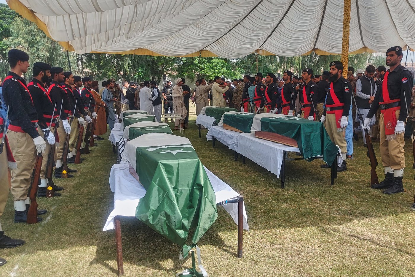 Militant attack on Pakistani police station kills at least 7 officers and wounds 13 | iNFOnews.ca