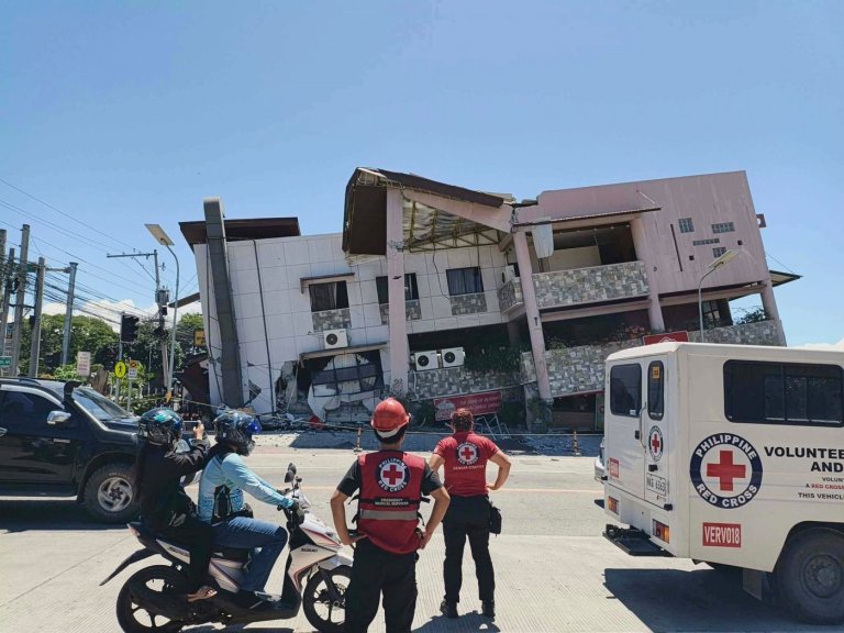 A 7.8 magnitude quake in the Philippines kills at least 16, fells buildings and sets off a tsunami | iNFOnews.ca