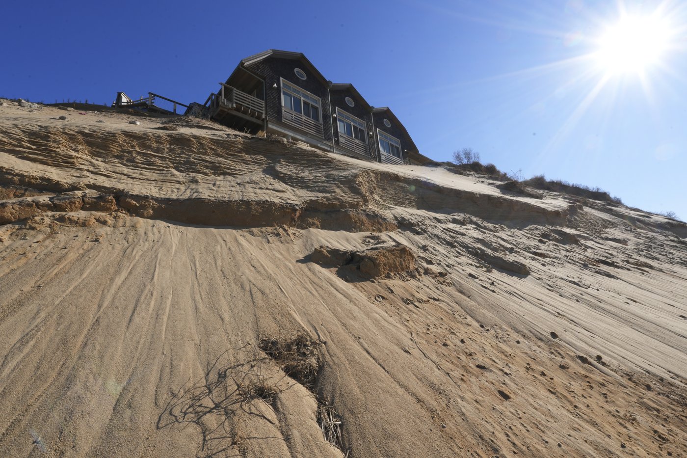 Wind and water are slowly taking this luxury house overlooking Cape Cod Bay | iNFOnews.ca Wind and water are slowly taking this luxury house overlooking Cape Cod Bay | iNFOnews.ca