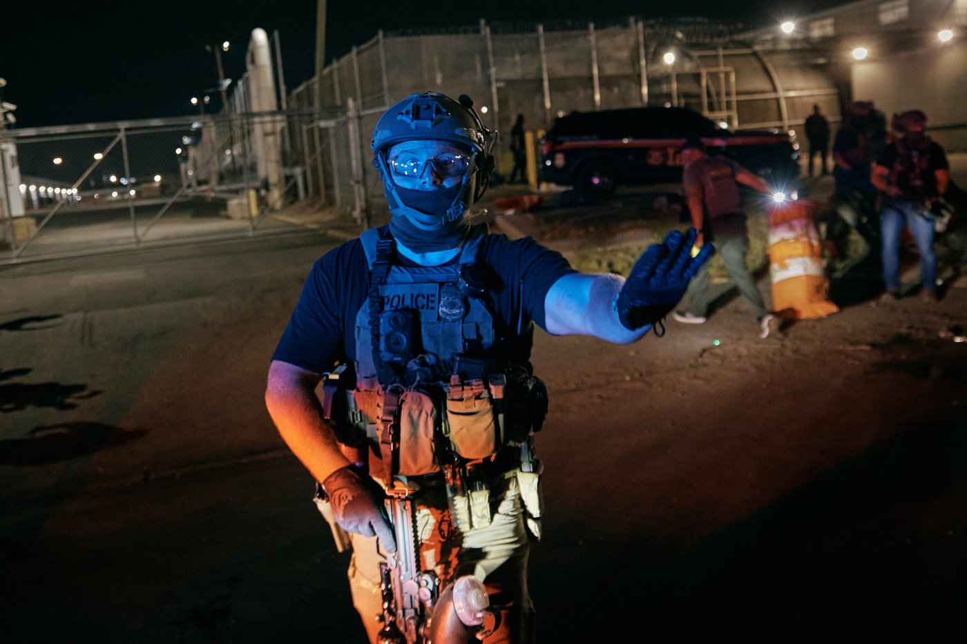 Photos show protestors and ICE agents clashing outside a New Jersey detention center | iNFOnews.ca