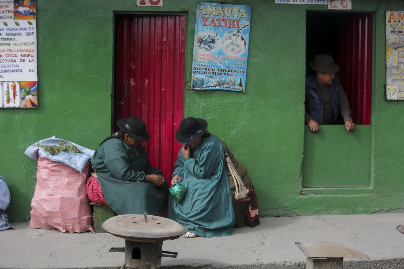 Shamans refuse to evacuate precarious cliff-top shacks in Bolivia despite government order | iNFOnews.ca