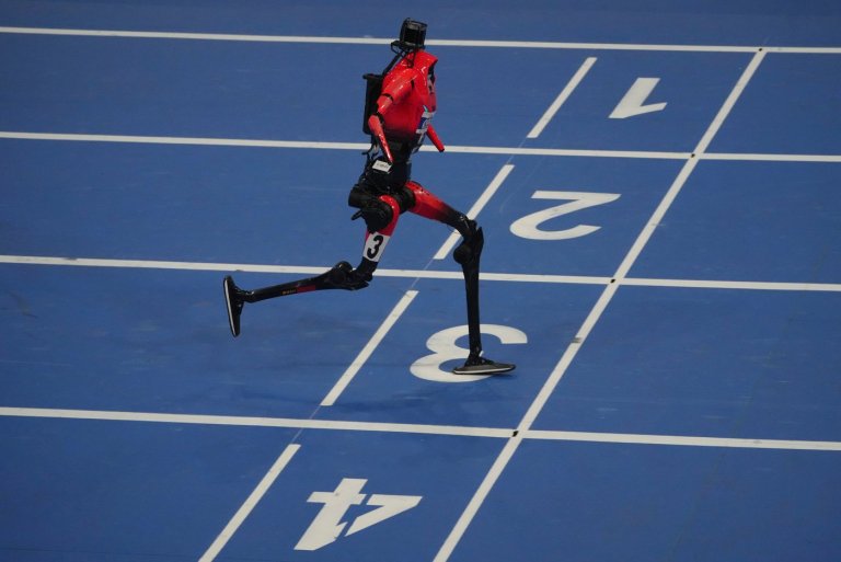 Humanoid robots sprint, play soccer and set records at Beijing games, in photos | iNFOnews.ca