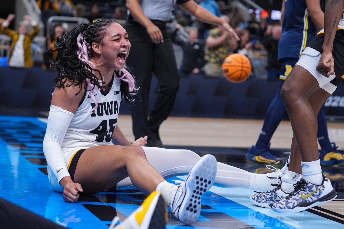 No. 9 Iowa beats No. 8 Michigan 59-42, advances to Big Ten title game vs UCLA | iNFOnews.ca