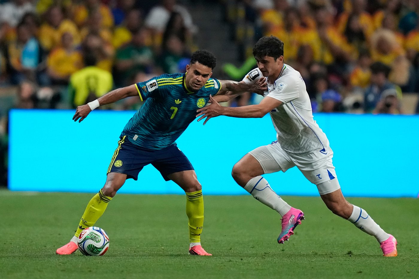 Uzbekistan's Abdukodir Khusanov collides with a camera operator in World Cup match vs. Colombia | iNFOnews.ca